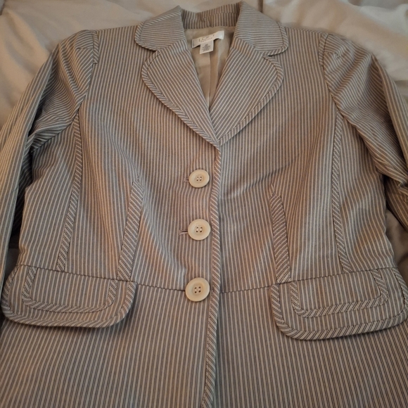 Ann Taylor LOFT Women's Tan Pinstriped Structured Fit Blazer - Picture 4 of 8